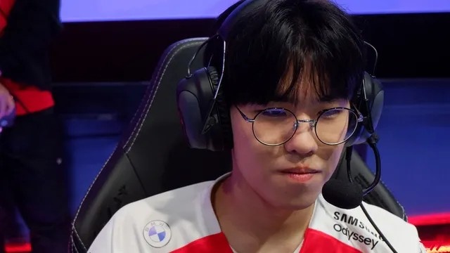 有望加盟？阿贾克斯后卫哈托现身安菲尔德，观战利物浦比赛.