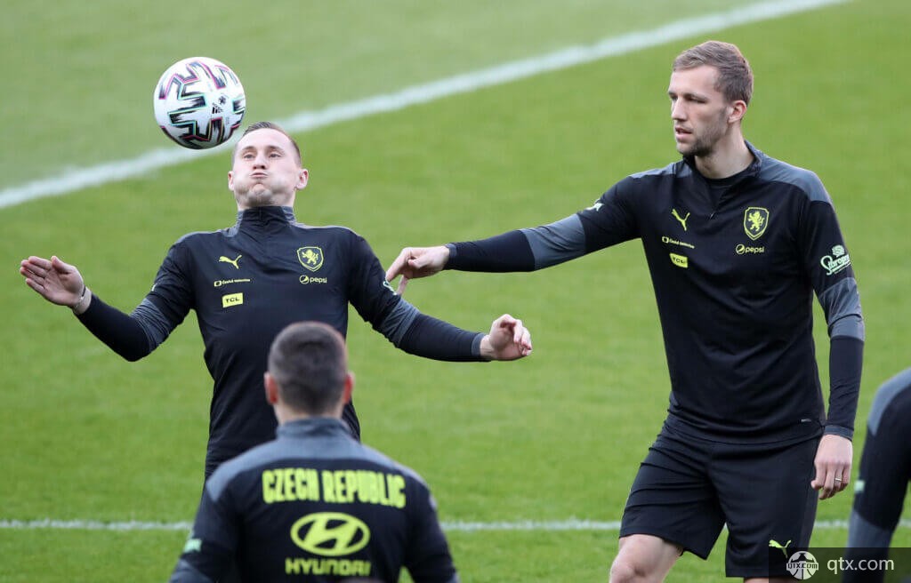 [国内足球]辽宁队夺得全国青少年三大球运动会女足冠军.